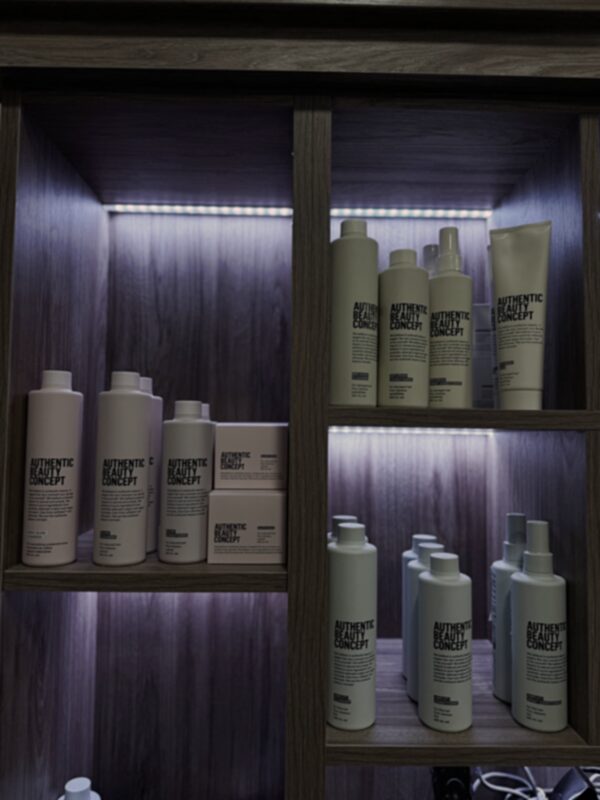 Polica s profesionalnom kozmetikom Authentic Beauty Concept u salonu Marina